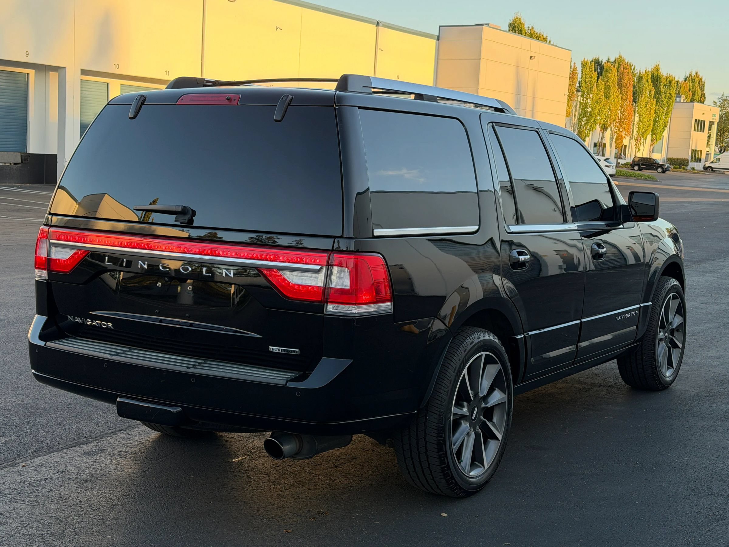 Used 2016 Lincoln Navigator Reserve AWD/4WD image 4