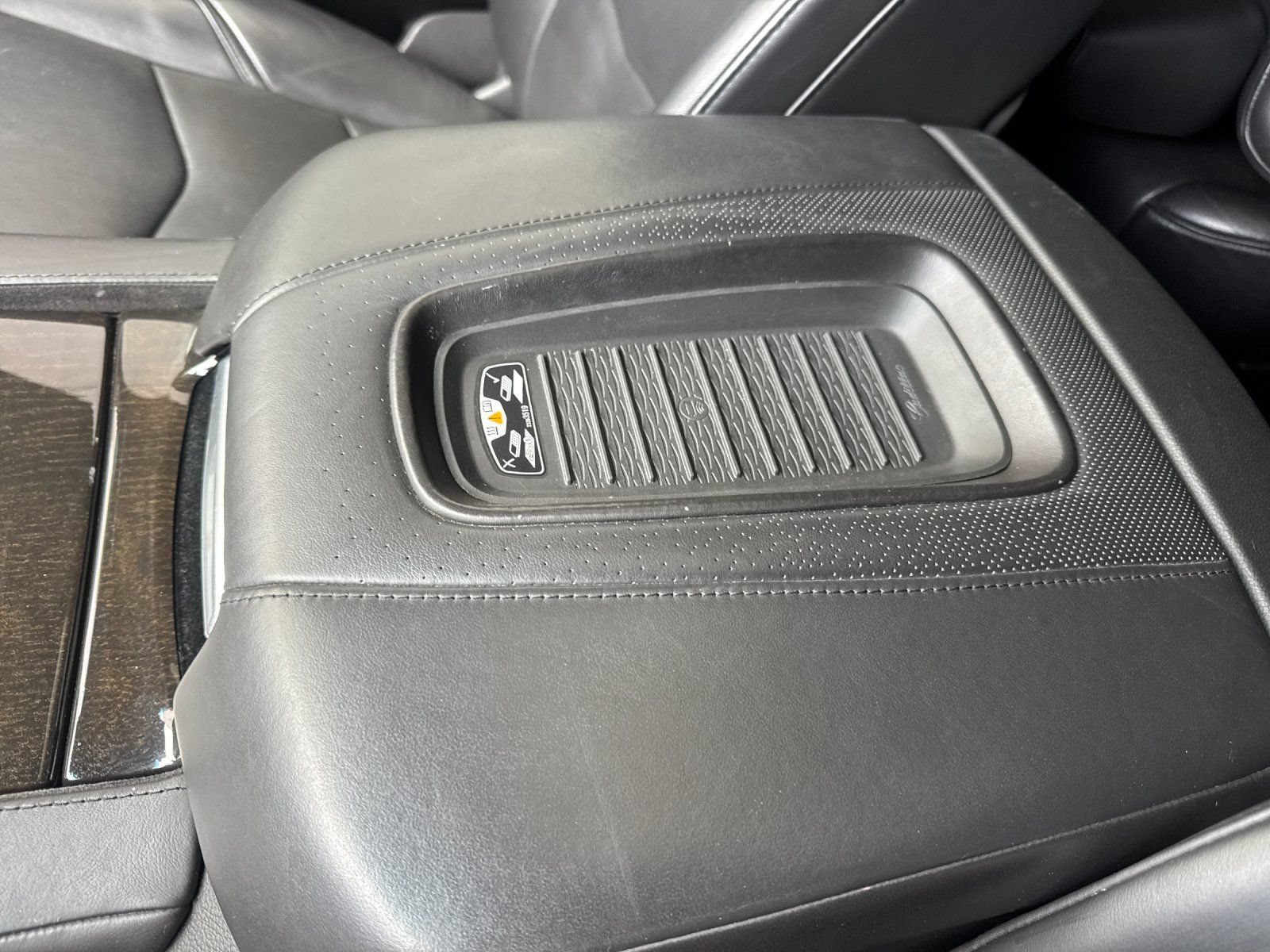 Used 2020 Cadillac Escalade Platinum w/ Escalade Sport Edition AWD/4WD image 25