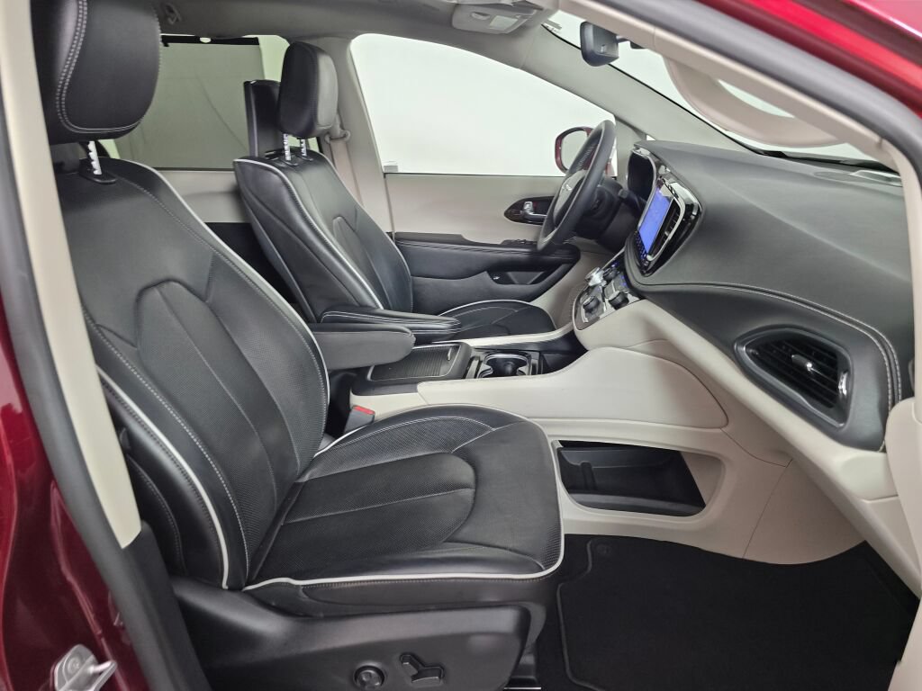 Used 2022 Chrysler Pacifica Limited w/ Uconnect Theater Family Group FWD image 46
