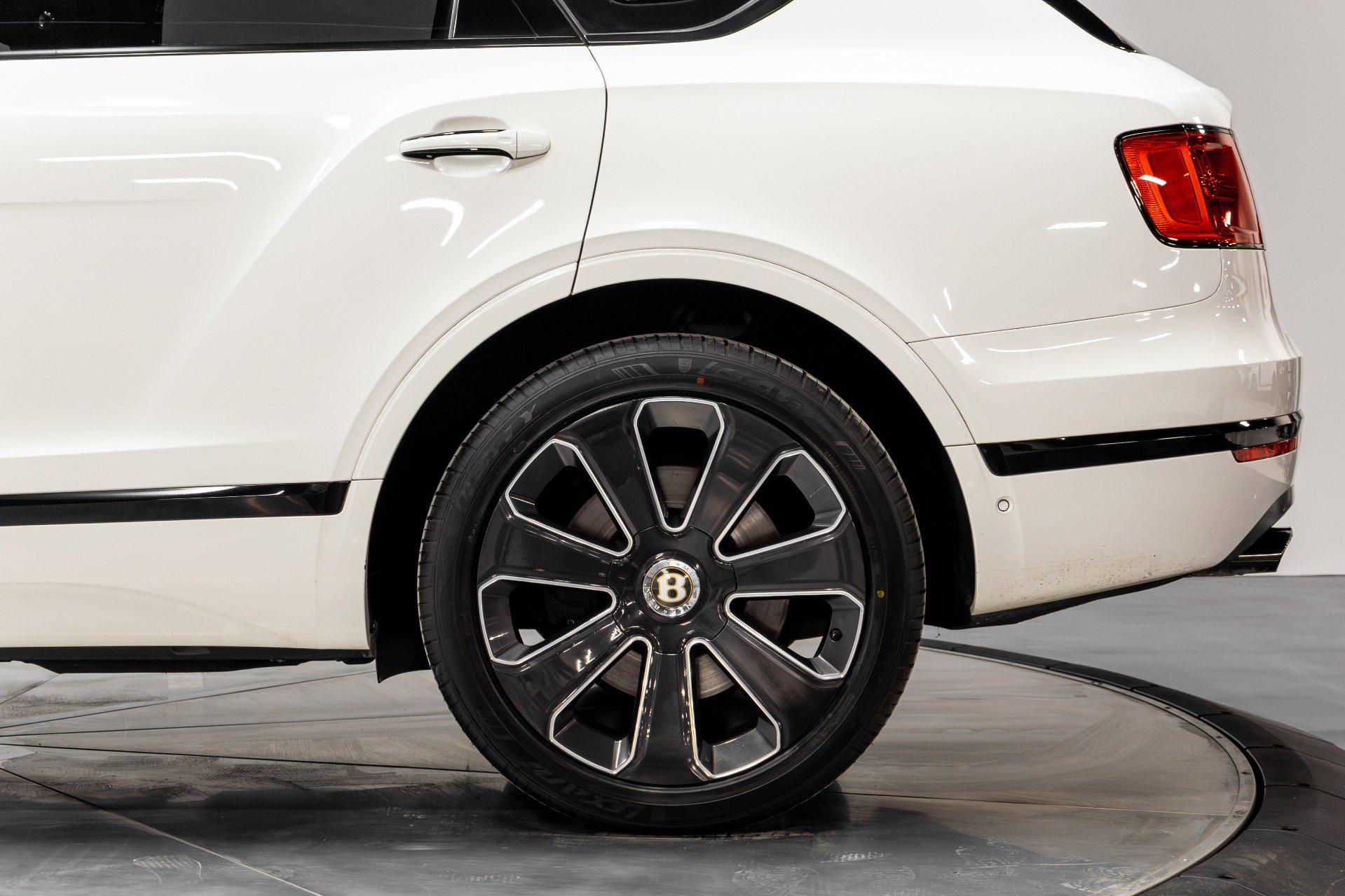 Used 2020 Bentley Bentayga Design Series image 38