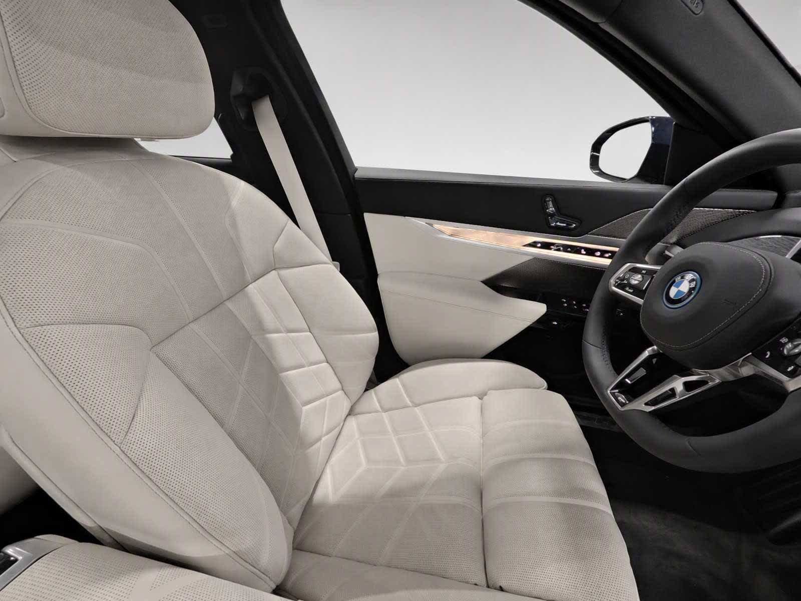 New 2026 BMW 750e xDrive AWD/4WD image 10