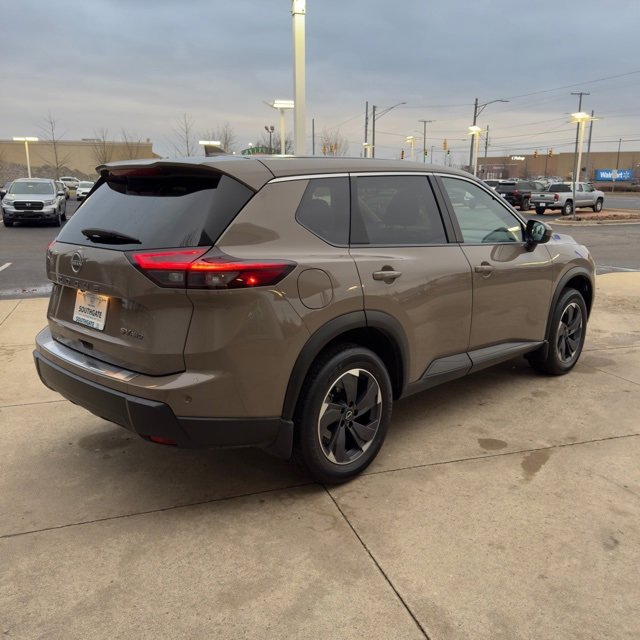 Used 2024 Nissan Rogue SV image 5