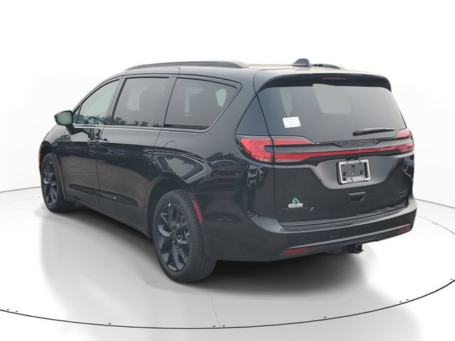 New 2027 Chrysler Pacifica Limited w/ Family Tech Group AWD/4WD image 3