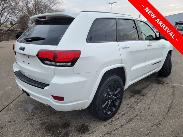 Used 2017 Jeep Grand Cherokee Altitude image 3