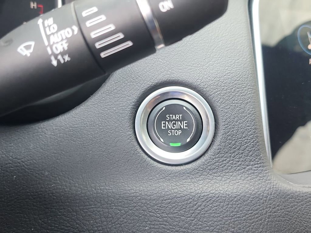 Certified 2022 Cadillac XT4 Premium Luxury w/ Enhanced Visibility Package image 16