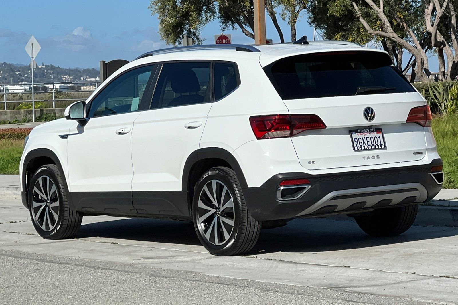 Used 2023 Volkswagen Taos SE w/ Panoramic Sunroof Package image 6
