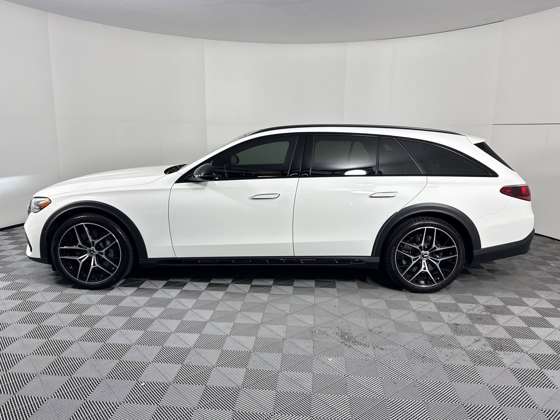 Used 2025 Mercedes-Benz E 450 4MATIC All-Terrain Wagon image 2