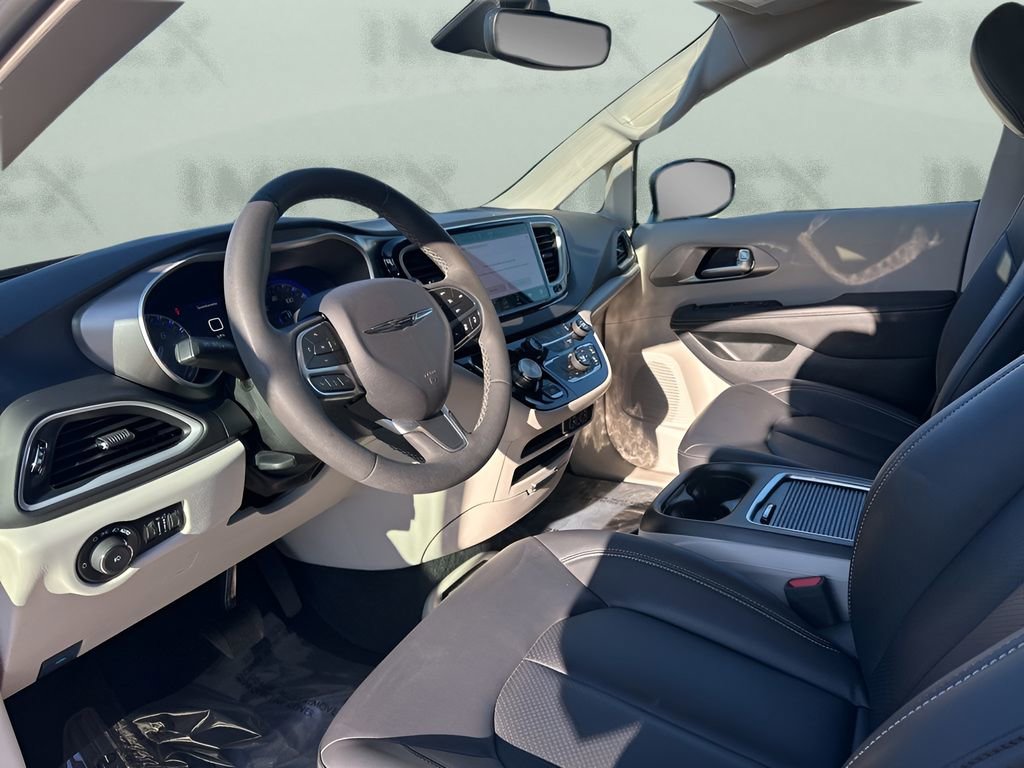 Used 2024 Chrysler Pacifica Touring-L image 9