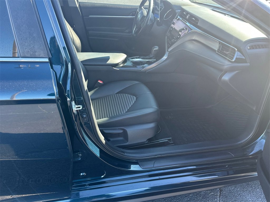 Used 2020 Toyota Camry SE w/ Sunroof Package image 13