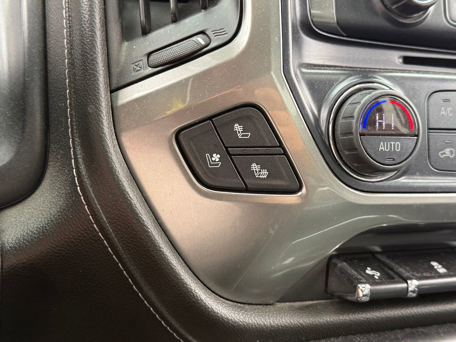 Used 2018 Chevrolet Silverado 1500 LTZ Z71 w/ LTZ Plus Package AWD/4WD image 28