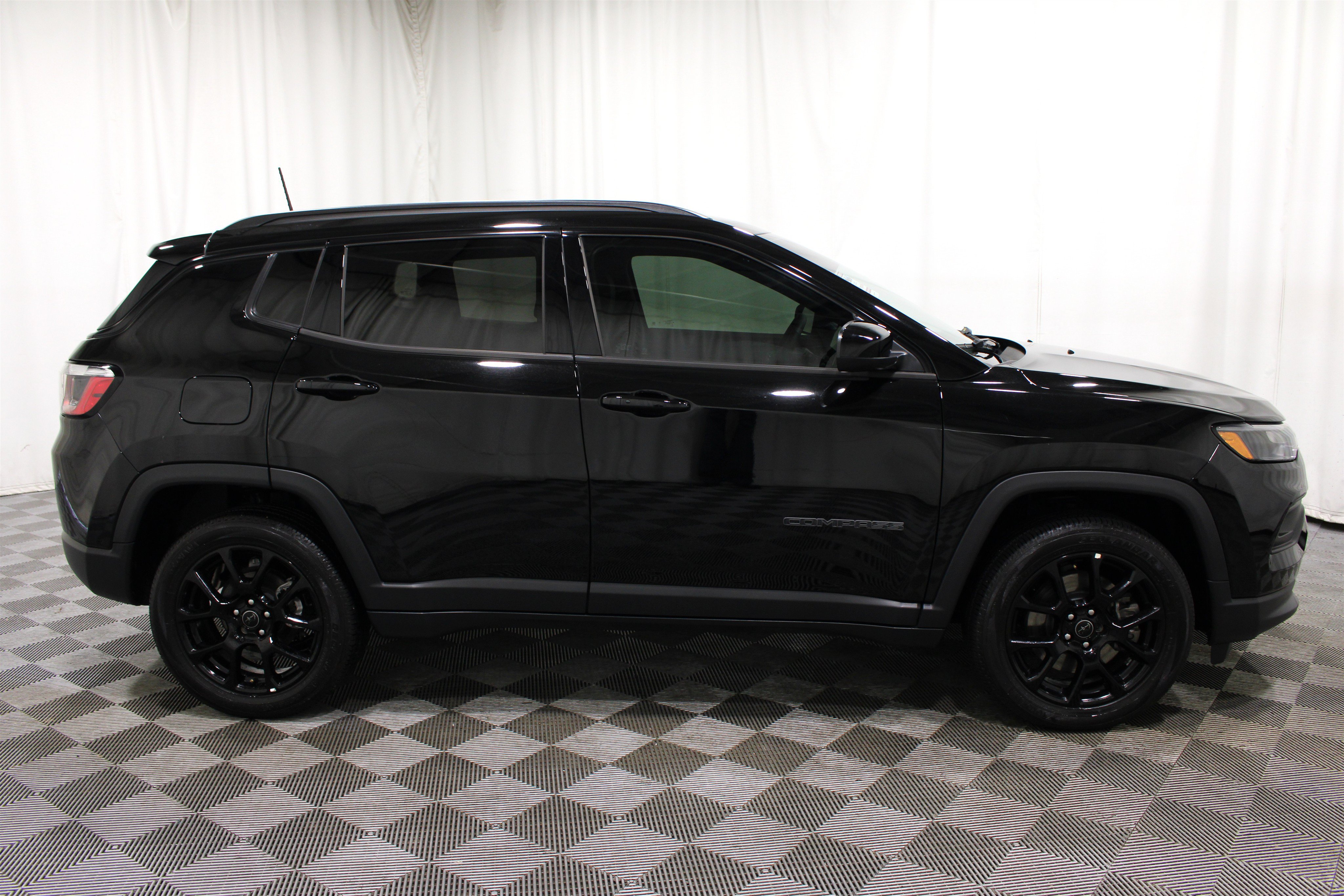 Used 2025 Jeep Compass Latitude w/ Altitude Special Edition AWD/4WD image 27