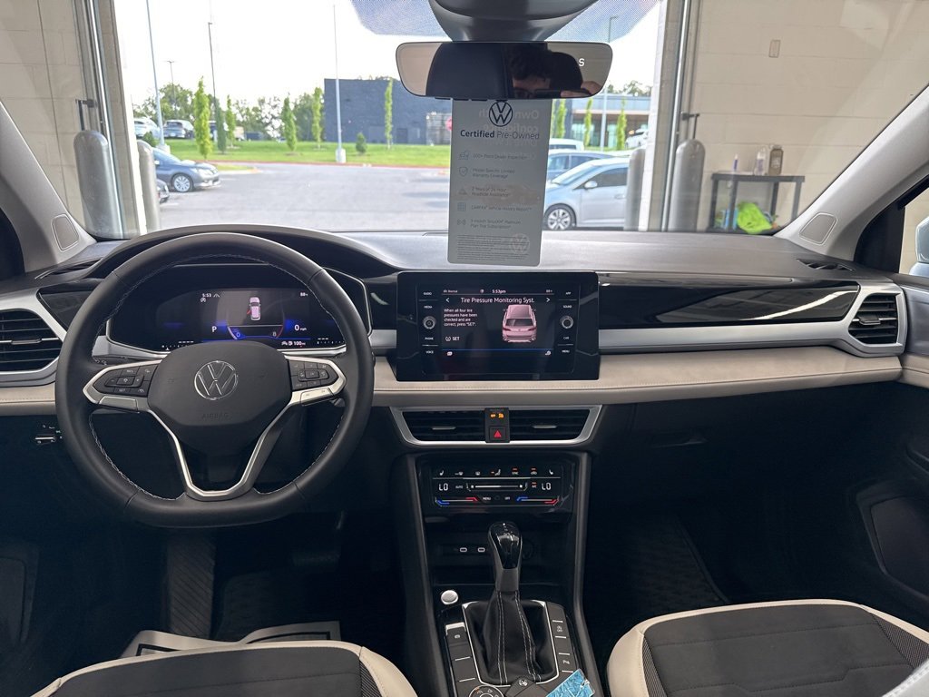 Certified 2025 Volkswagen Taos SE image 9
