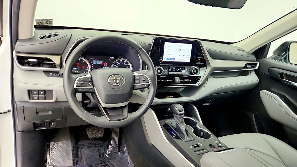 Used 2023 Toyota Highlander XLE AWD/4WD image 14