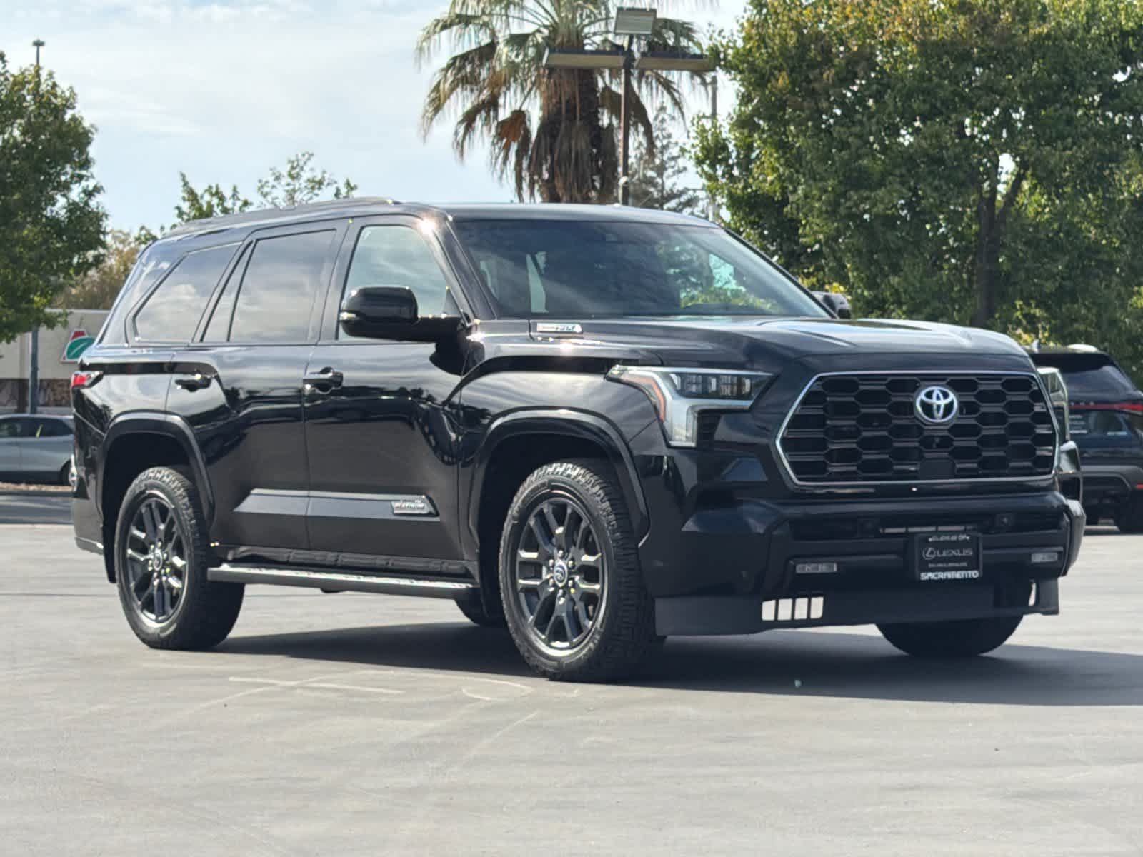 Used 2023 Toyota Sequoia Platinum AWD/4WD image 5