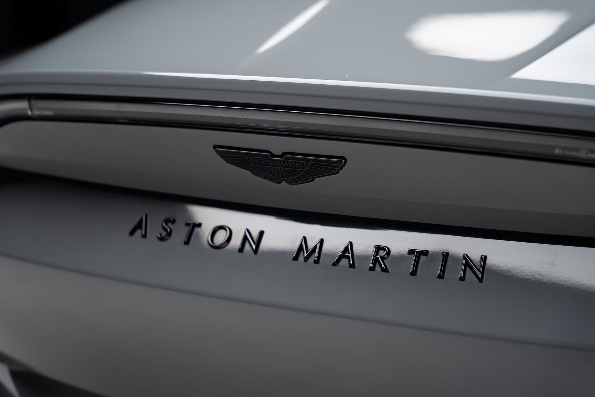Used 2023 Aston Martin V8 Vantage Roadster RWD image 31