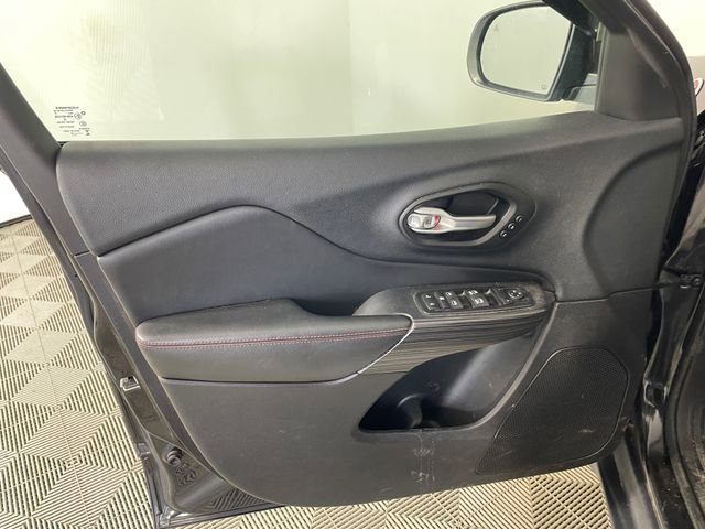 Used 2015 Jeep Cherokee Trailhawk w/ Comfort/Convenience Group AWD/4WD image 11
