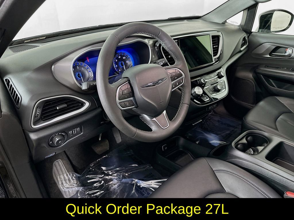 Certified 2025 Chrysler Pacifica Select image 14
