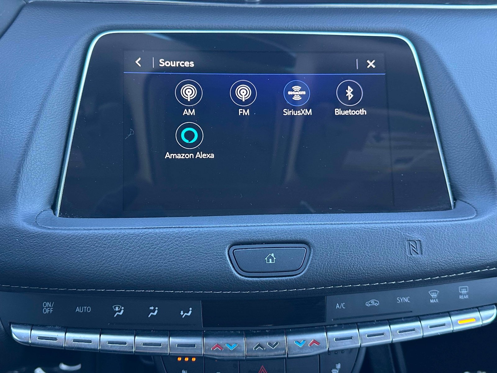 Used 2020 Cadillac XT4 Luxury w/ Cold Weather Package image 11