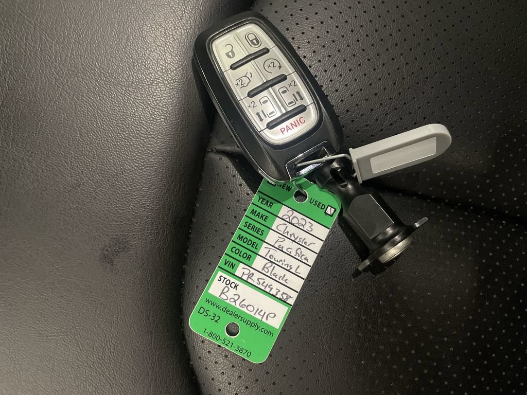 Used 2023 Chrysler Pacifica Touring-L FWD image 28