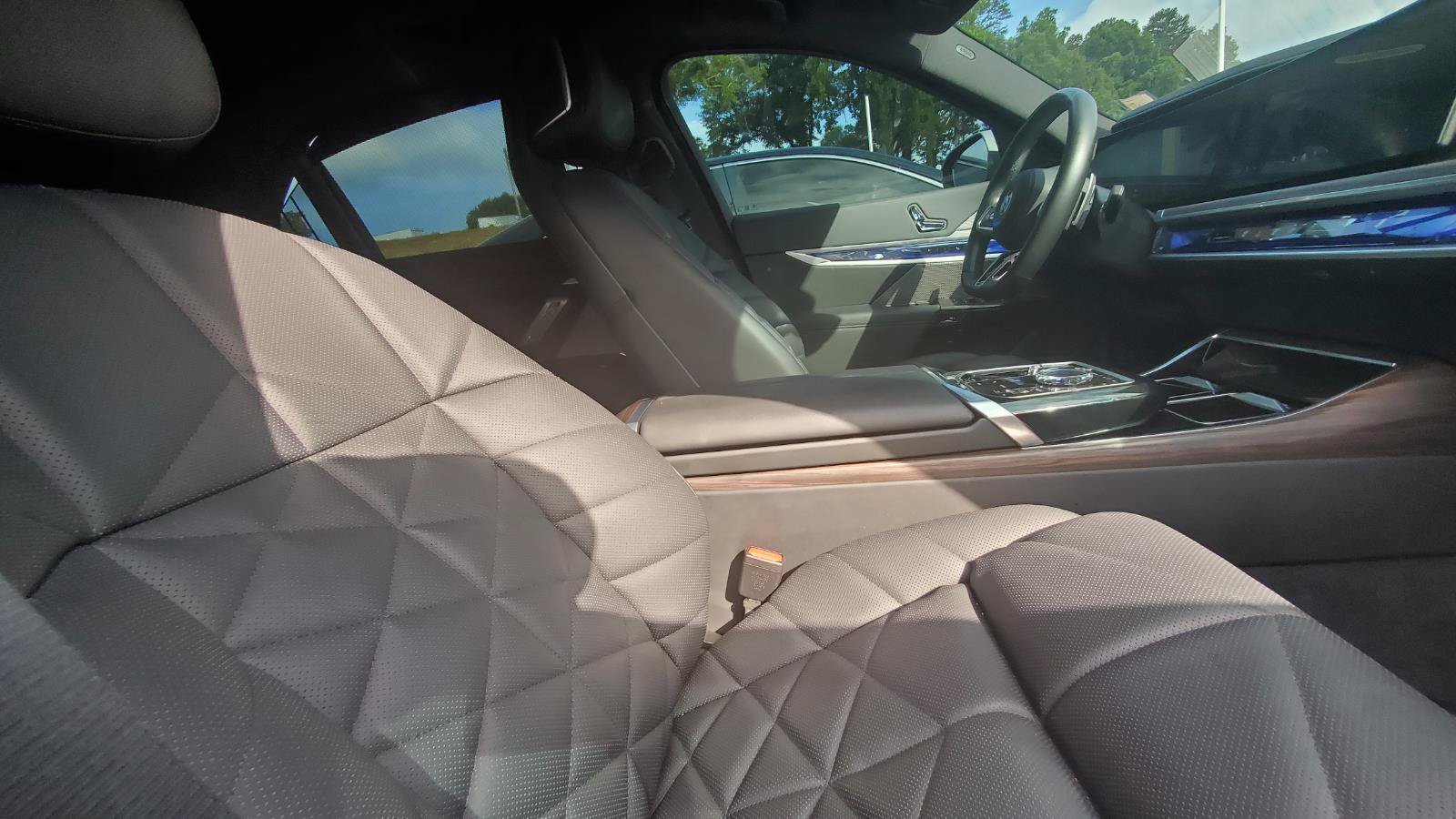 Used 2024 BMW 740i xDrive w/ Premium Package AWD/4WD image 4