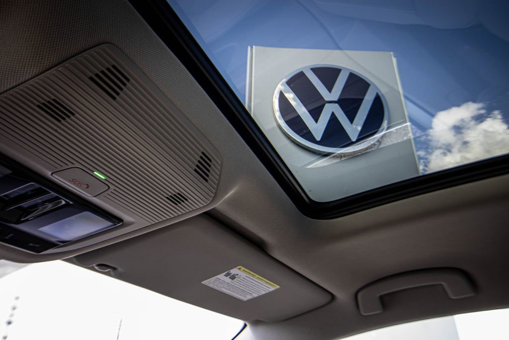 Used 2024 Volkswagen Atlas SEL Premium R-Line image 2