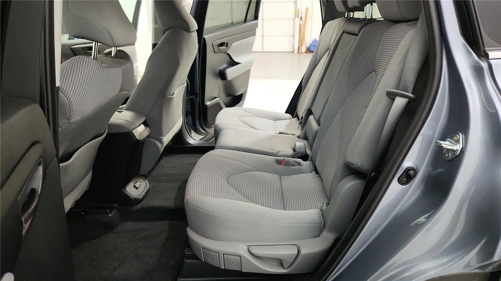 Used 2023 Toyota Highlander LE image 33