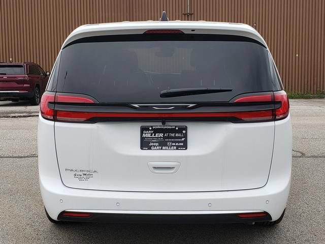 New 2027 Chrysler Pacifica Select FWD image 4