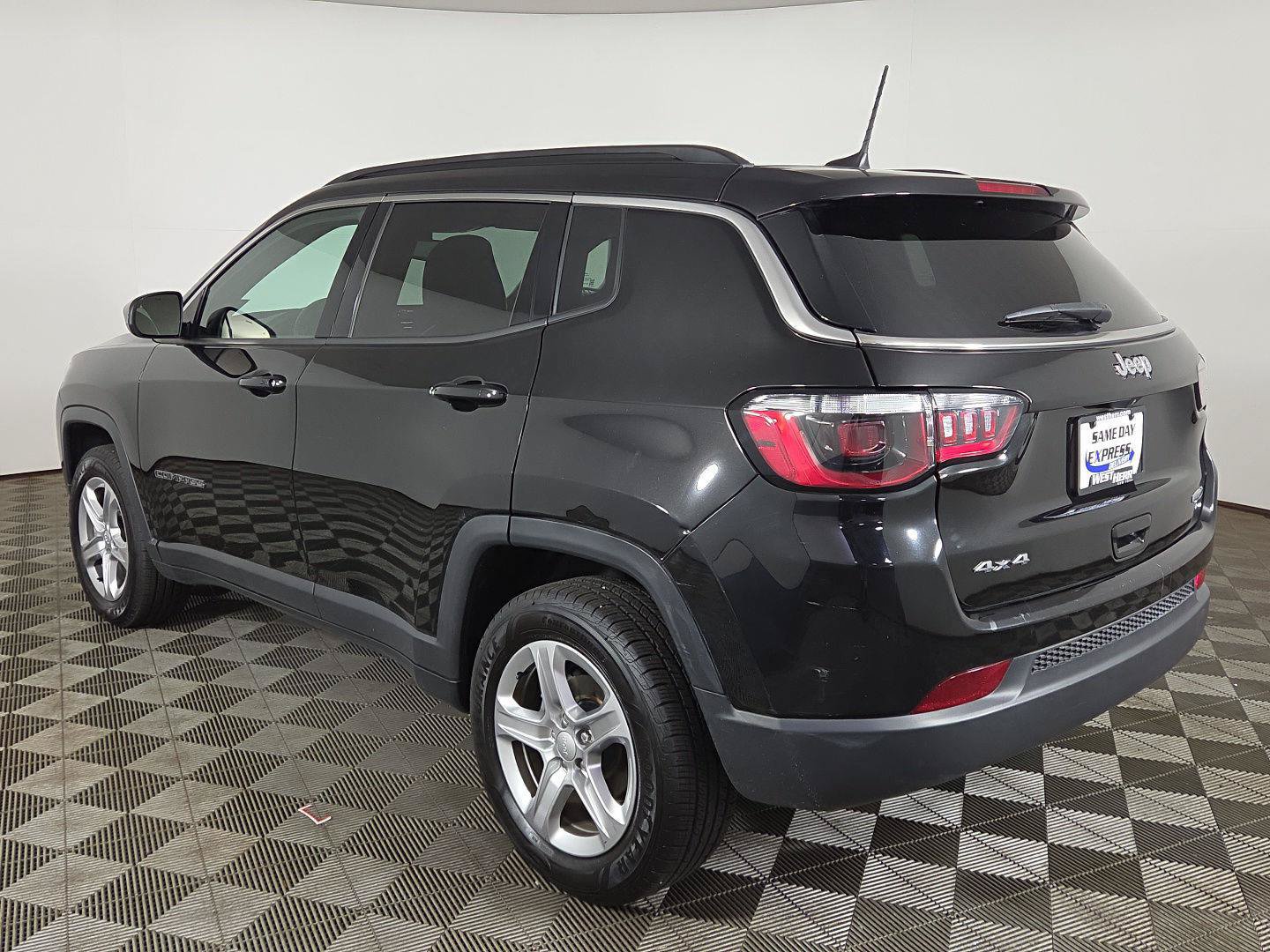 Used 2023 Jeep Compass Latitude AWD/4WD image 4