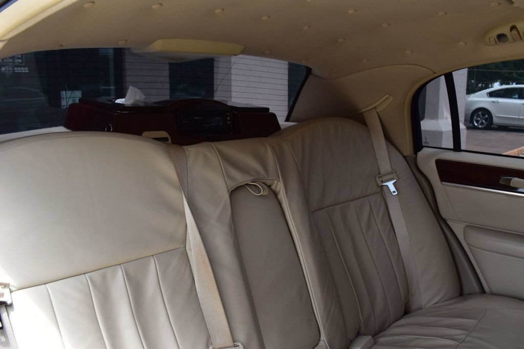 Used 2007 Lincoln Town Car Executive RWD image 18
