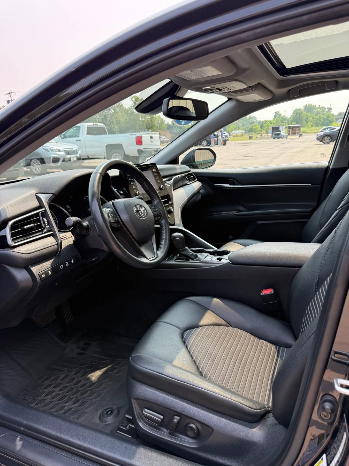 Used 2023 Toyota Camry SE w/ Cold Weather Package image 17