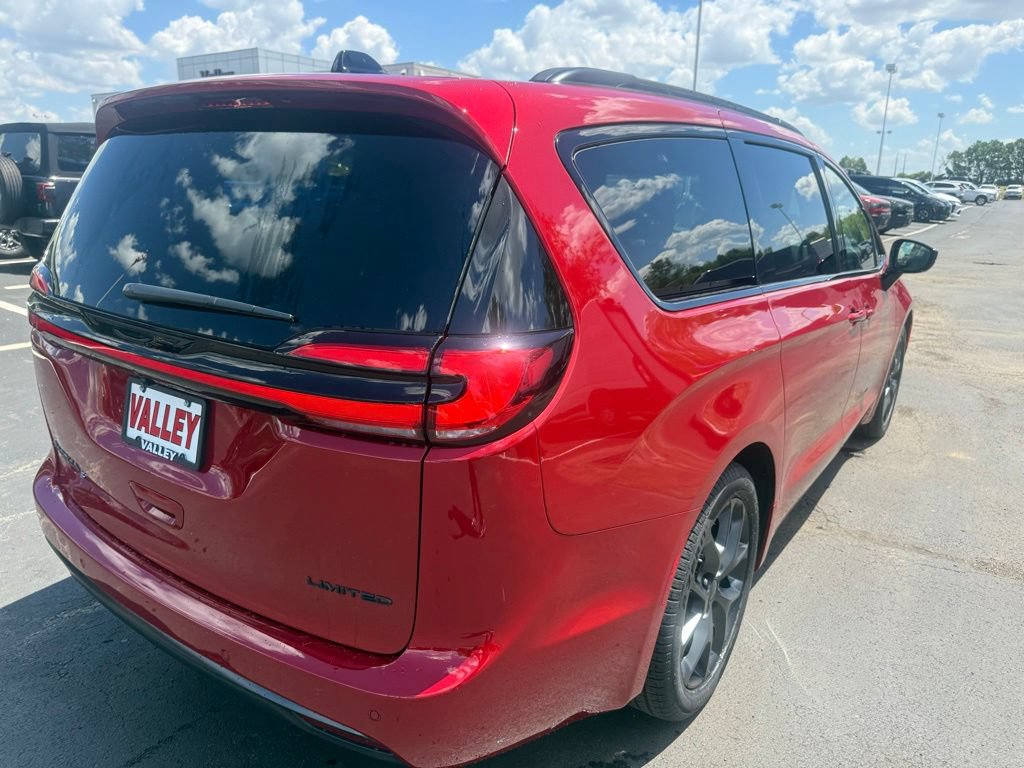 New 2027 Chrysler Pacifica Limited w/ S Appearance Package FWD image 3