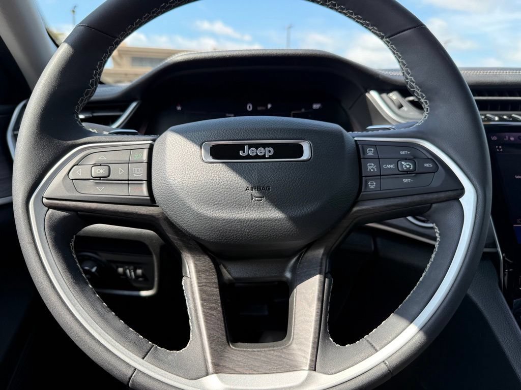 Used 2023 Jeep Grand Cherokee Limited AWD/4WD image 32