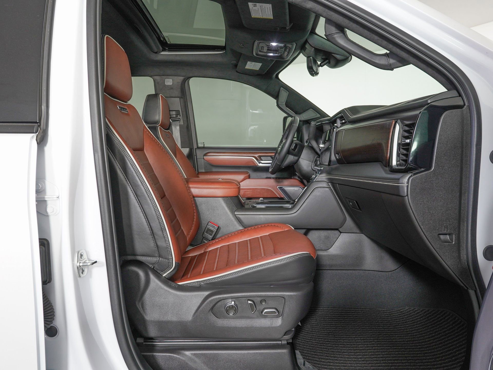 Used 2025 GMC Sierra 3500 Denali Ultimate AWD/4WD image 9