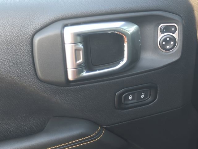 Used 2025 Jeep Wrangler Sahara image 13