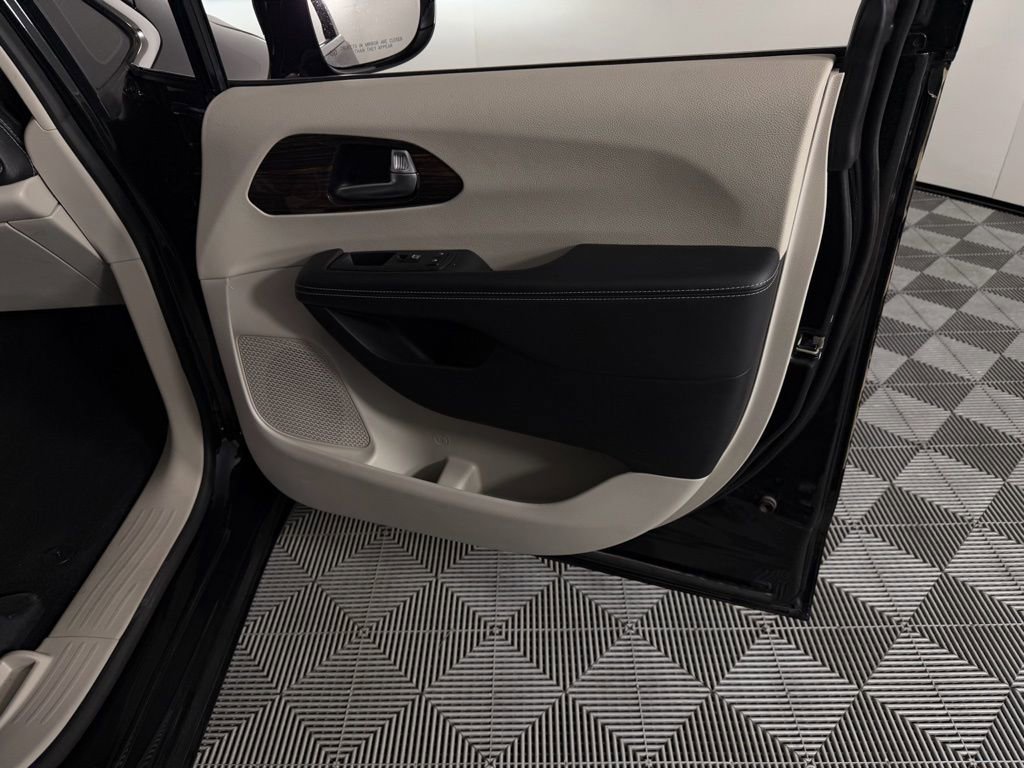 Used 2023 Chrysler Pacifica Limited image 27