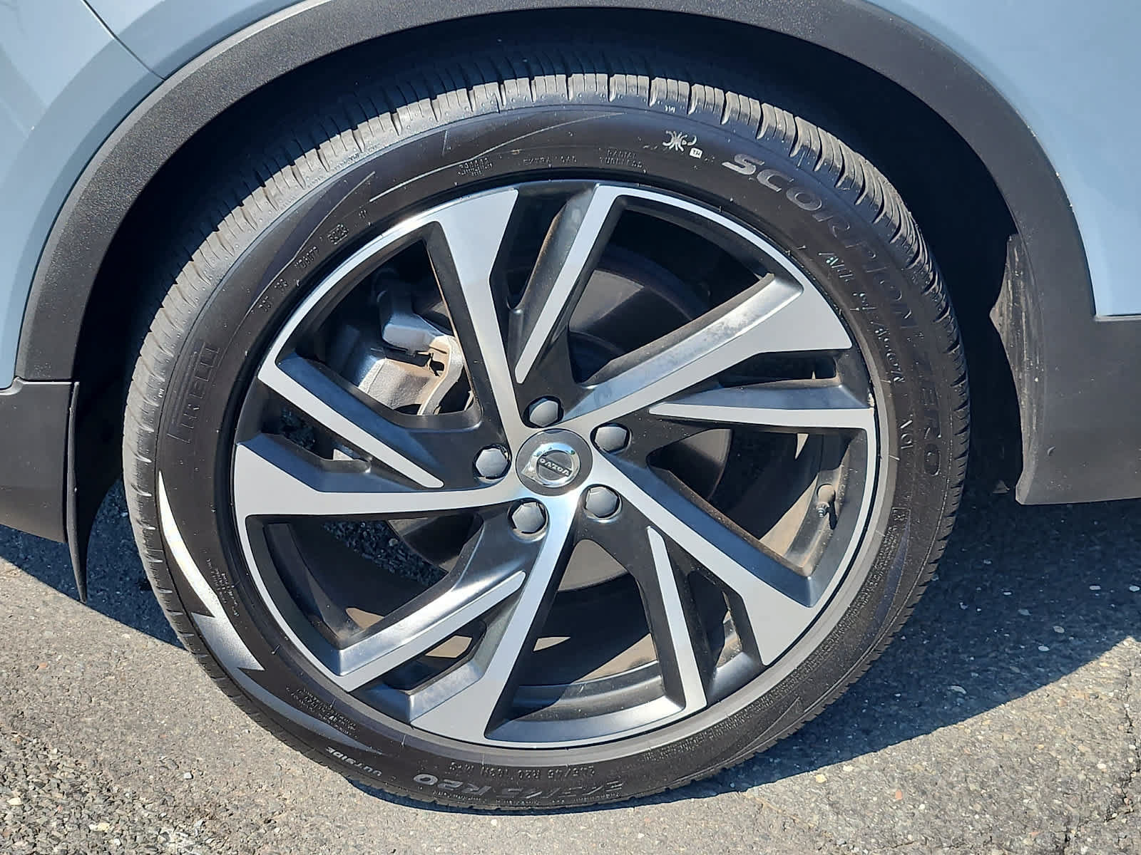 Used 2022 Volvo XC40 T5 R-Design w/ Climate Package AWD/4WD image 9