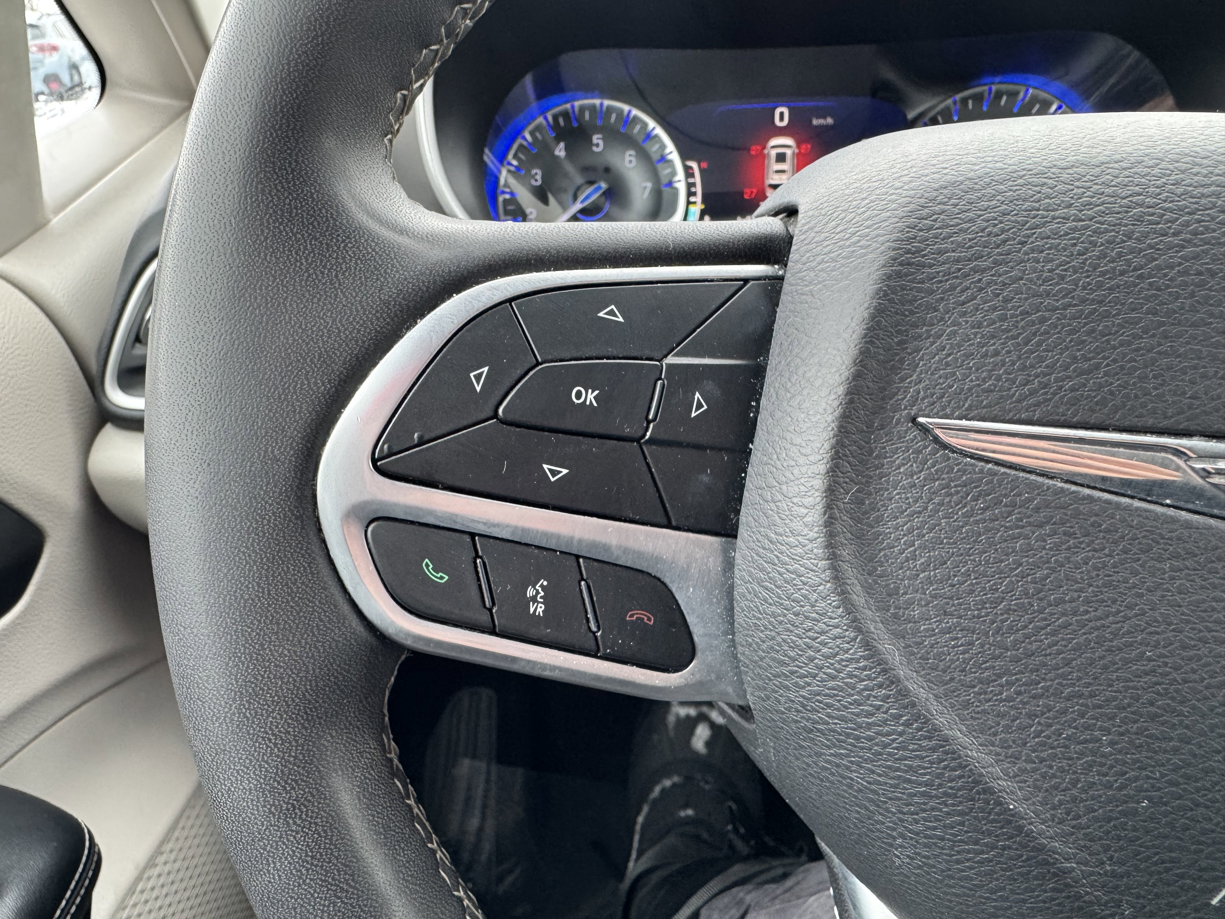 Used 2023 Chrysler Pacifica Touring-L image 31