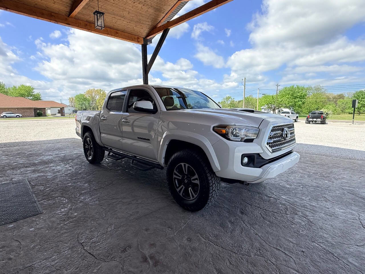 Used 2017 Toyota Tacoma TRD Sport w/ Tow Package AWD/4WD image 4