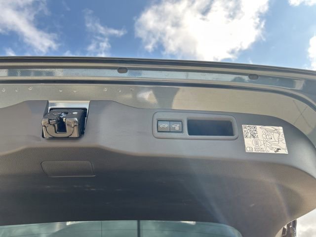 Used 2024 Toyota Venza XLE AWD/4WD image 12