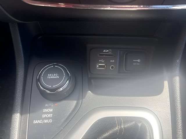 Used 2018 Jeep Cherokee Latitude Plus w/ Comfort/Convenience Group AWD/4WD image 21