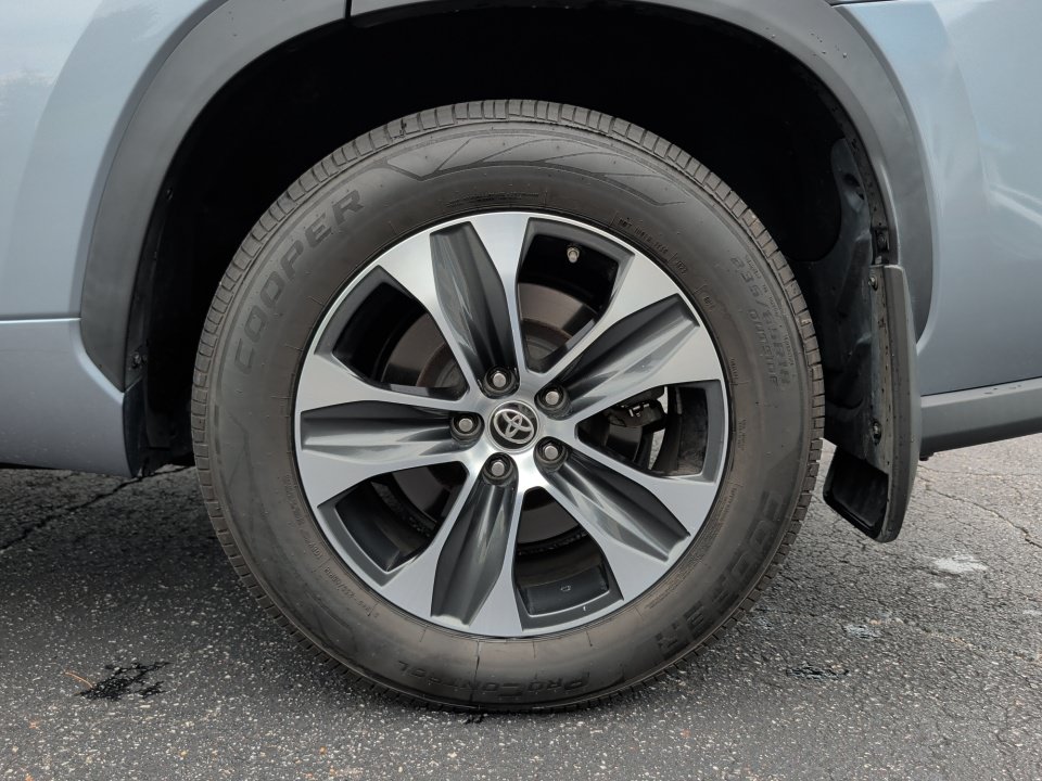 Used 2021 Toyota Highlander XLE AWD/4WD image 26