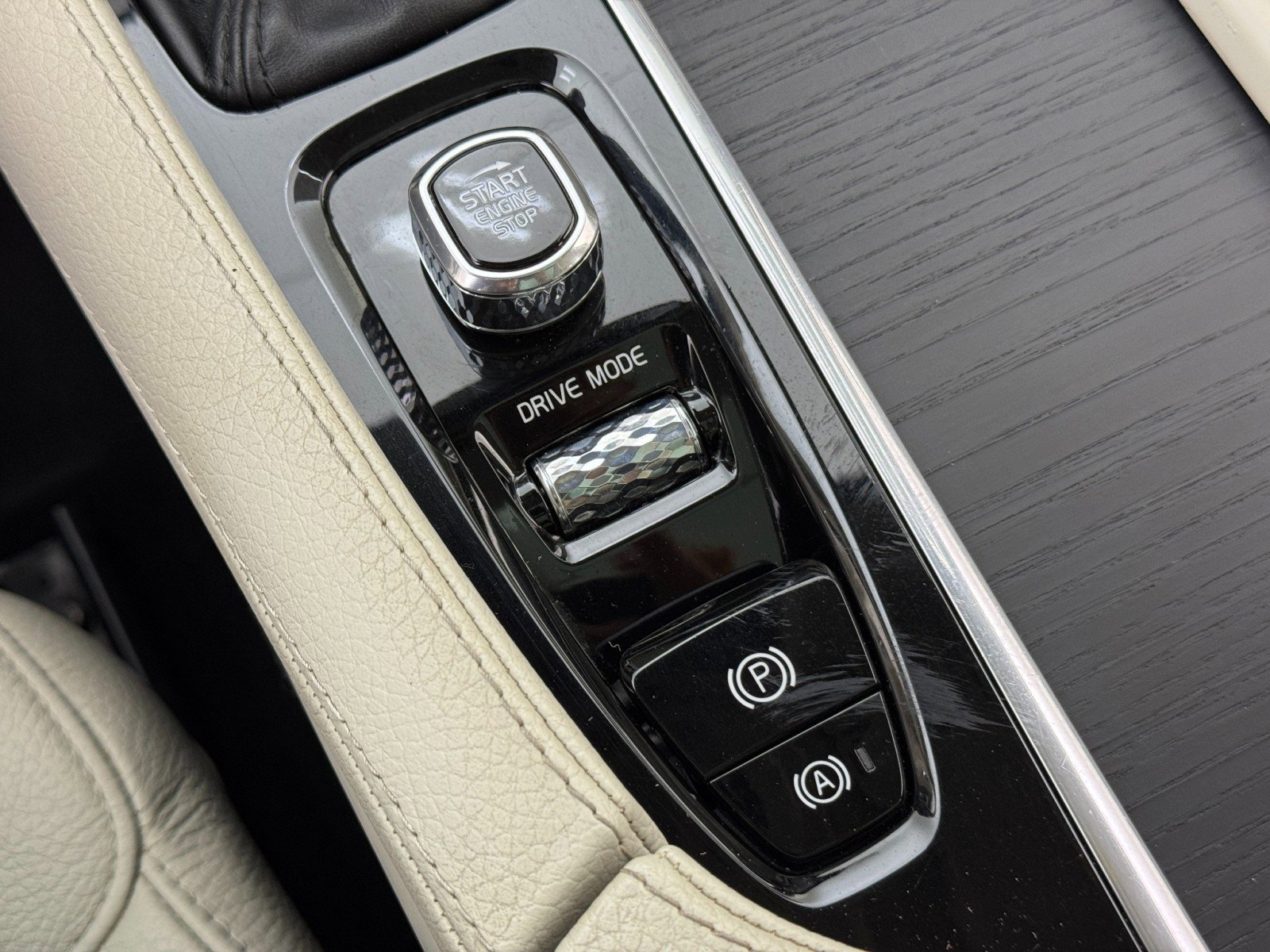 Used 2020 Volvo XC90 T6 Momentum image 30