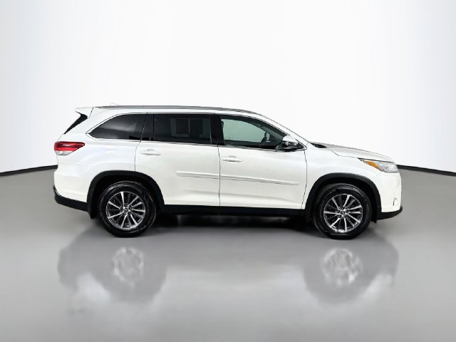 Used 2019 Toyota Highlander XLE AWD/4WD image 14