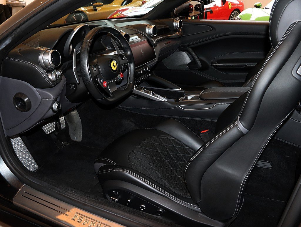 Certified 2017 Ferrari GTC4Lusso image 4