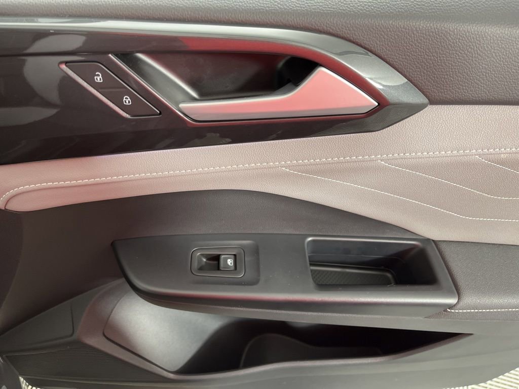 Used 2024 Volkswagen Taos SEL image 22