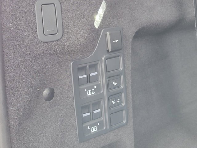 Used 2024 Land Rover Discovery Dynamic SE image 14