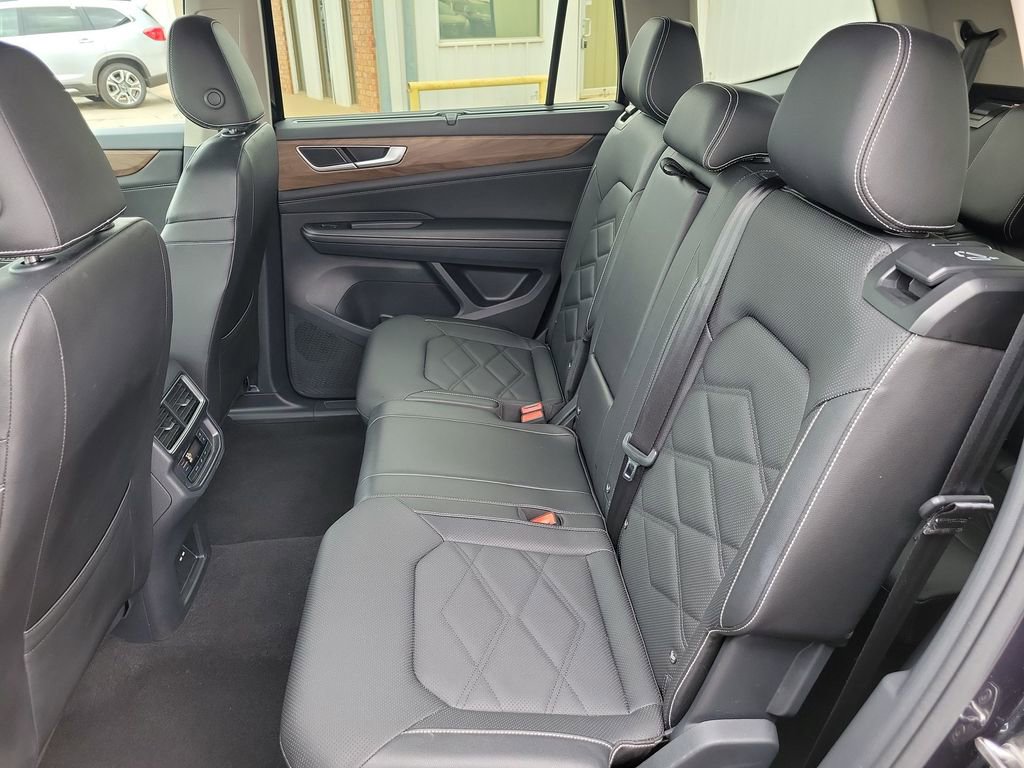 Used 2025 Volkswagen Atlas SE image 13