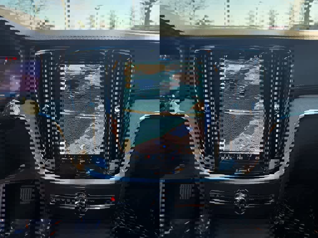 Used 2025 Volvo V60 B5 Cross Country Ultra w/ Climate Package image 18