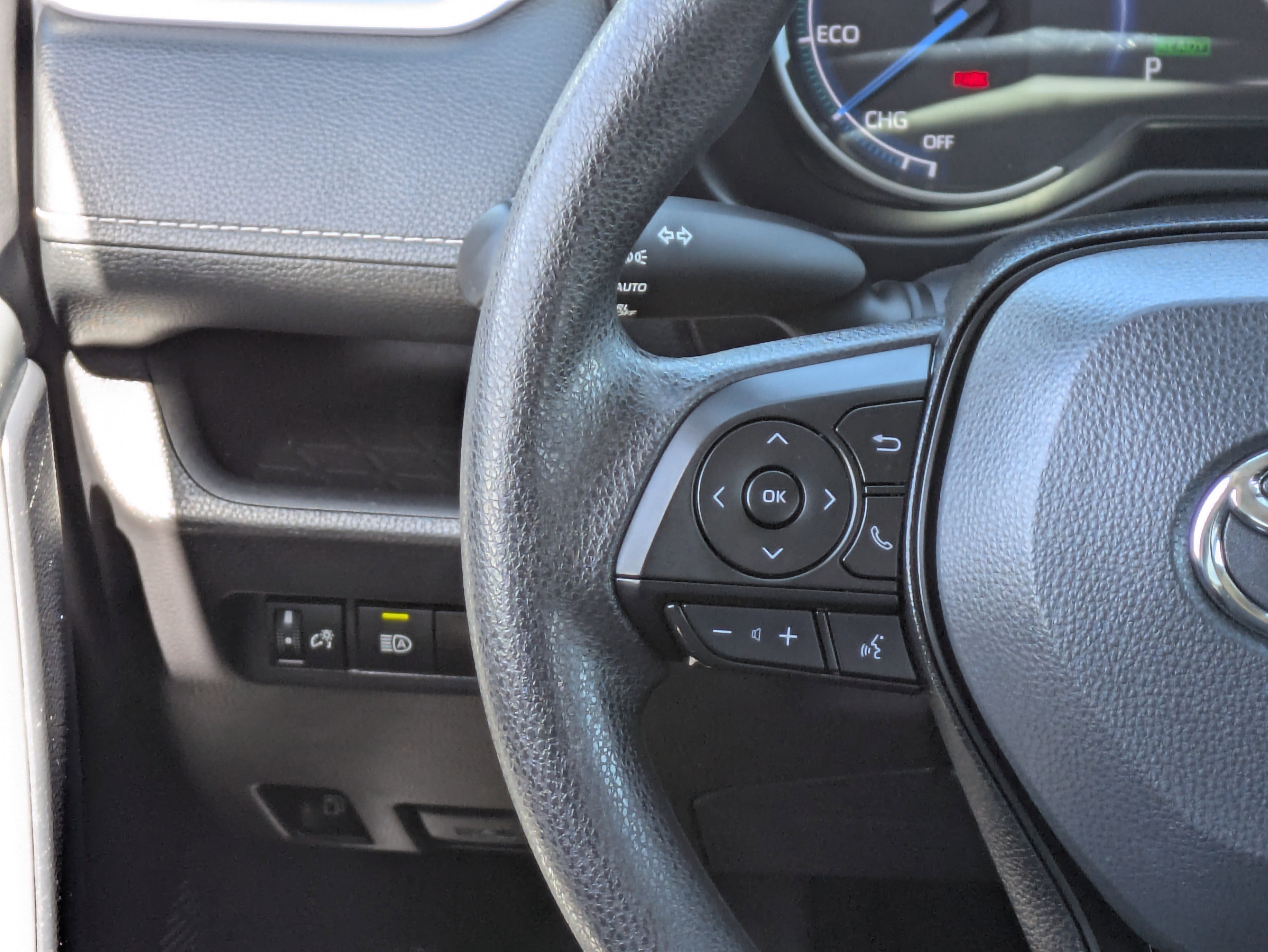 Used 2025 Toyota RAV4 XLE AWD/4WD image 23