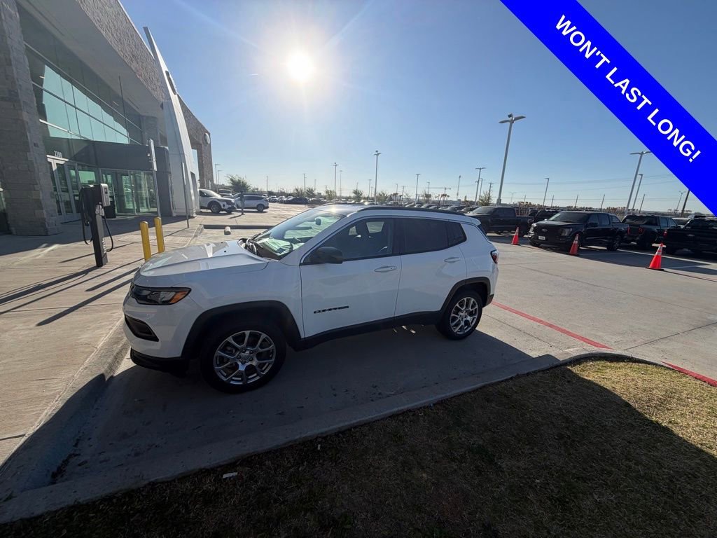 Used 2022 Jeep Compass Latitude image 2